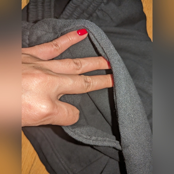 NWT SKIMS BOYFRIEND FLEECE SHORT IN ONYX - Picture 5 of 7